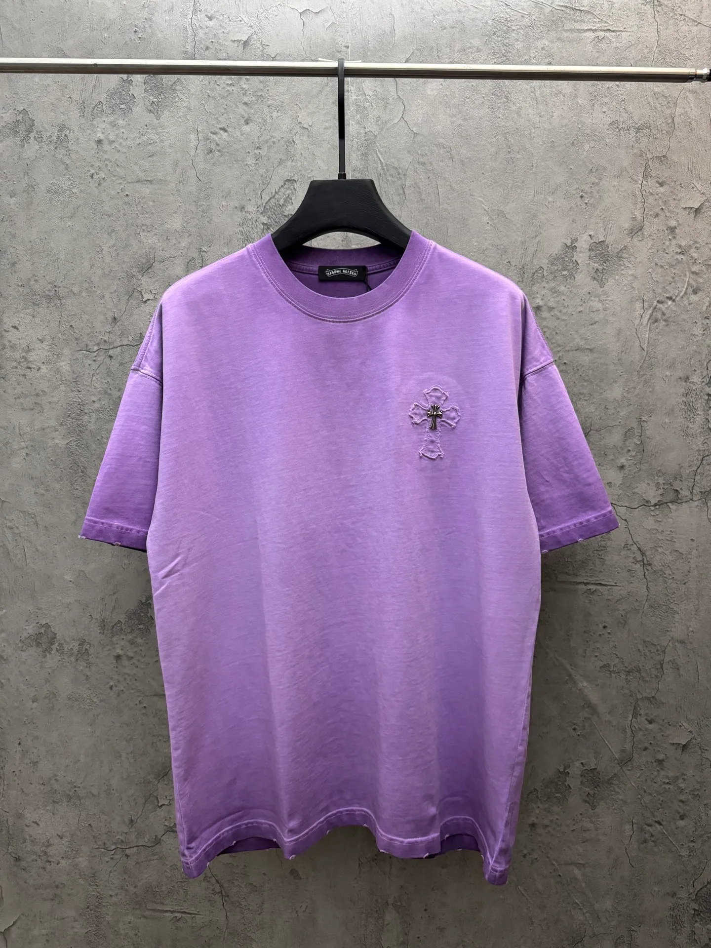 P200 top version, real shot without P, ​​different from market currency) 𝗖𝗵𝗿𝗼𝗺𝗲 𝗛𝗲𝗮𝗿𝘁𝘀/Croxin 2026 spring new original single counter American laser burnt patch embroidered couple short sleeves 👑The highest version! Customized fabric 330g, washed and fried. Best-selling model at the counter. Very comfortable to wear. Accessories: Original molded and authenticated collar label➕100% silk wash label. Genuine purchase-grade original hangtag➕matching hanging rope➕3D hanging beads➕original packaging bag. Craftsmanship: The original version has consistent wiring! The highest version of the armhole matching technique! Color: Khaki Black Rose Red Light Blue Purple Size: S M L XL Style Number: 26-2002